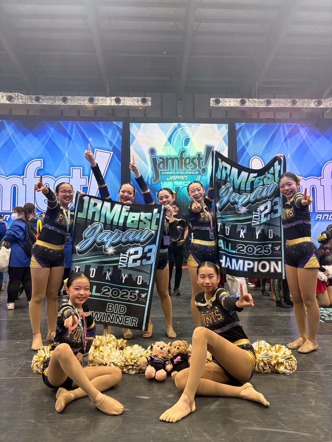 表彰後、フラッグを掲げるPOM PUPPYS bright